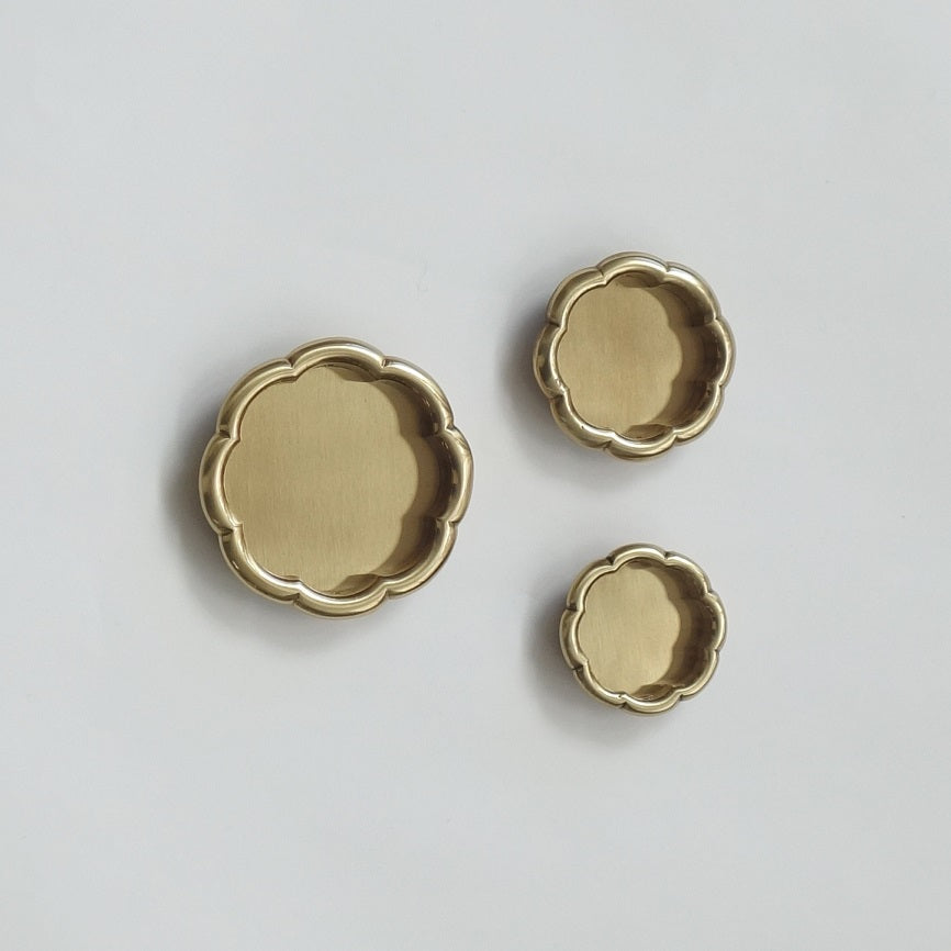 Polished Brass Chrysanthemum Round Pull